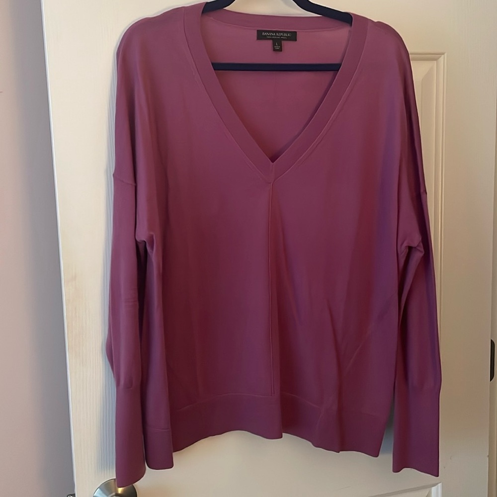 BR Vneck sweater with decorative seams on front, orchid